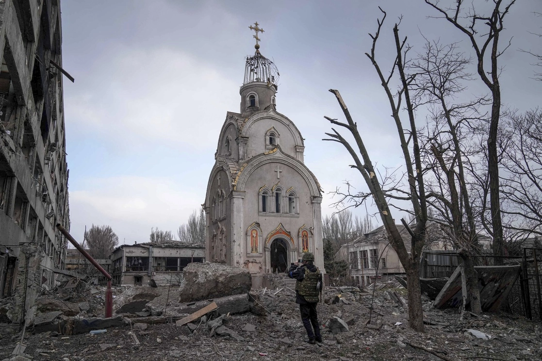 
Un militar ucraniano toma una fotografía de una iglesia dañada después de un bombardeo en un distrito residencial en Mariúpol, Ucrania. Foto Ap