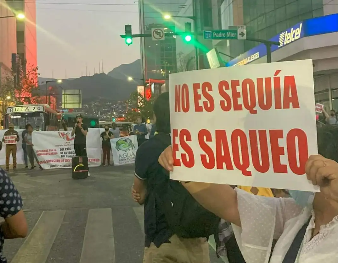 Decenas de personas marcharon pacíficamente la tarde de ayer por calles del centro de Monterrey para denunciar el saqueo de agua en todo Nuevo León. Foto Yolanda Chio