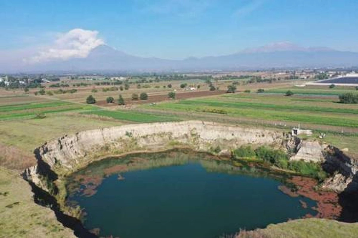 Aspecto de la oquedad de 126 metros de diámetro y 45 de profundidad que se formó en Santa María Zacatepec, municipio de Juan C. Bonilla, Puebla, en 2021, debido a la sobrexplotación de acuíferos en ese estado y Tlaxcala. 