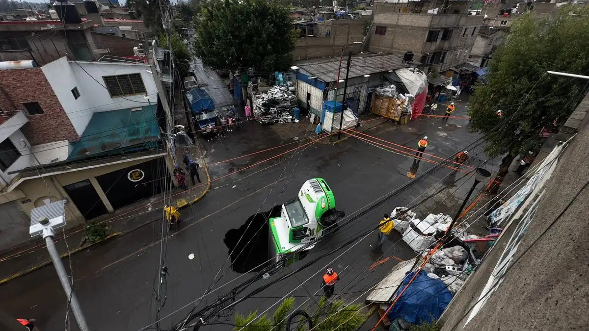 El conductor de la unidad está ileso y descartó la necesidad de desalojar las viviendas alrededor,  en su mayoría recicladoras, en tanto se está a la espera de una grúa tipo pluma para sacar el vehículo e iniciar la inspección del tubo dañado. Foto