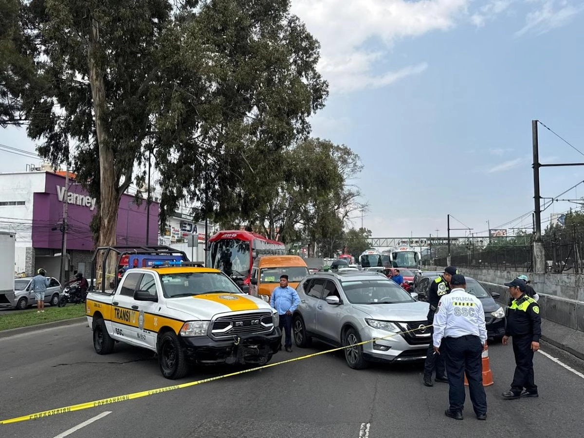Debido al reblandecimiento de concreto por las fuertes lluvias, un socavón se formó en los carriles centrales de la avenida Ignacio Zaragoza, el 13 de agosto de 2025. Foto  