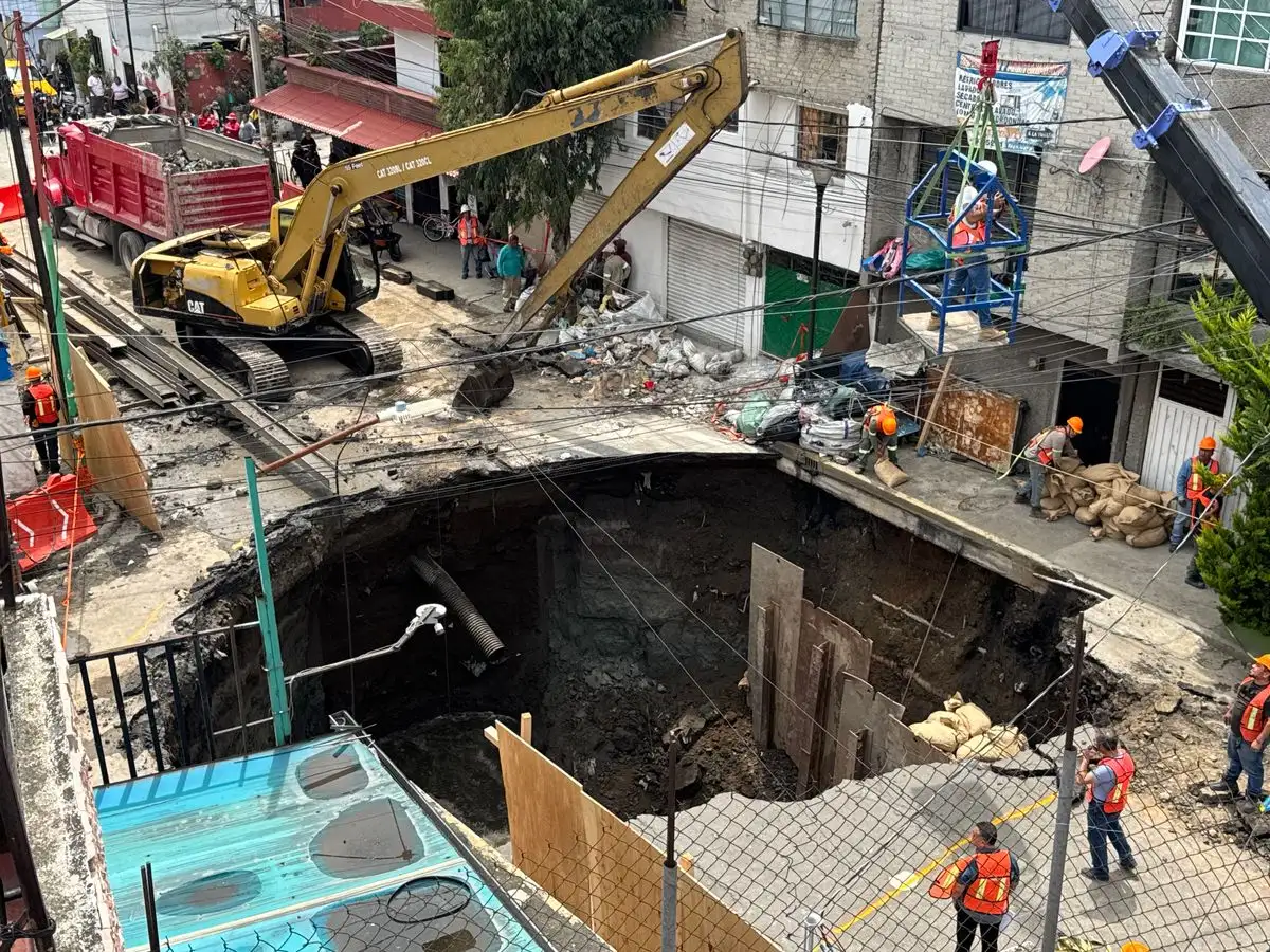 Trabajos de reparación del socavón en el que el fin de semana se hundió un camión de refrescos, en la colonia Renovación, alcaldía Iztapalapa, en la Ciudad de México, el 15 de septiembre de 2025. Foto 