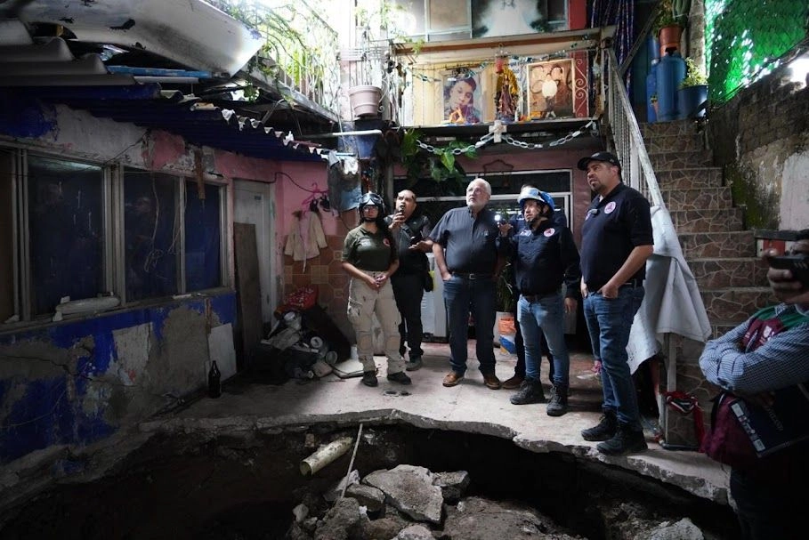 Personal de Protección Civil y de la Secretaría de Vivienda examinaron los daños de la casa sin cimientos. Foto 