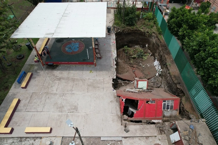 Un socavón que se formó por la fuga en el drenaje bajo el deportivo Gertrudis Sánchez, en la alcaldía Gustavo A. Madero, provocó el hundimiento del gimnasio de box. Foto Alfredo Domínguez