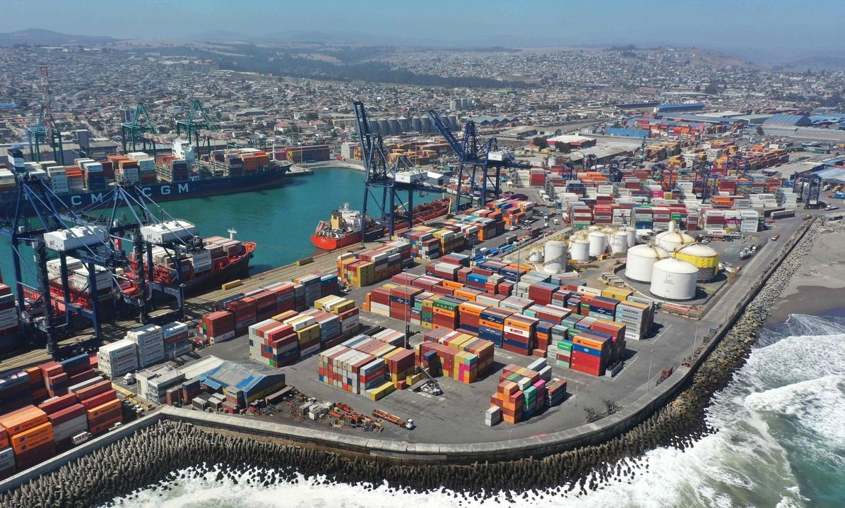 Vista aérea del rompeolas del puerto de San Antonio, Chile, el 13 de marzo de 2025. Foto