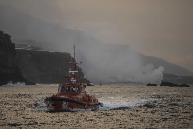 Un barco navega cerca de La Palma, Santa Cruz de Tenerife, Islas Canarias. Foto Europa Press