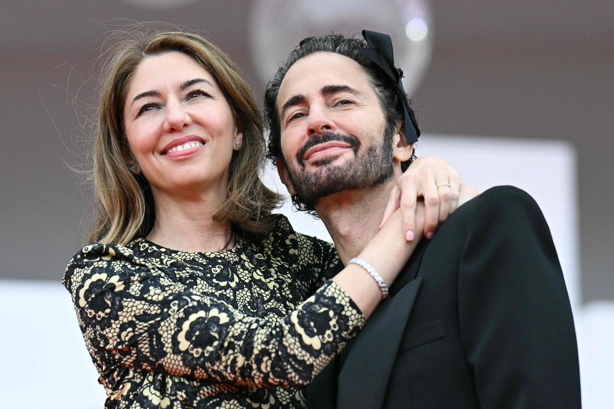 La cineasta estadunidense Sofia Coppola y el diseñador Marc Jacobs asisten a la alfombra roja de la película "Marc by Sofia", presentada fuera de concurso en el 82.º Festival Internacional de Cine de Venecia, en el Lido de Venecia el 2 de septiembre de 2025.
