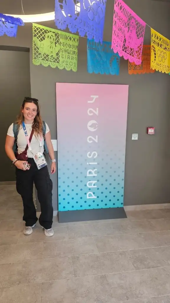 La canoista Sofía Reinoso se convirtió en la primera atleta de la delegación mexicana en llegar a la Villa Olímpica de París 2024, el 18 de julio de 2024. Imagen tomada de @COM_Mexico