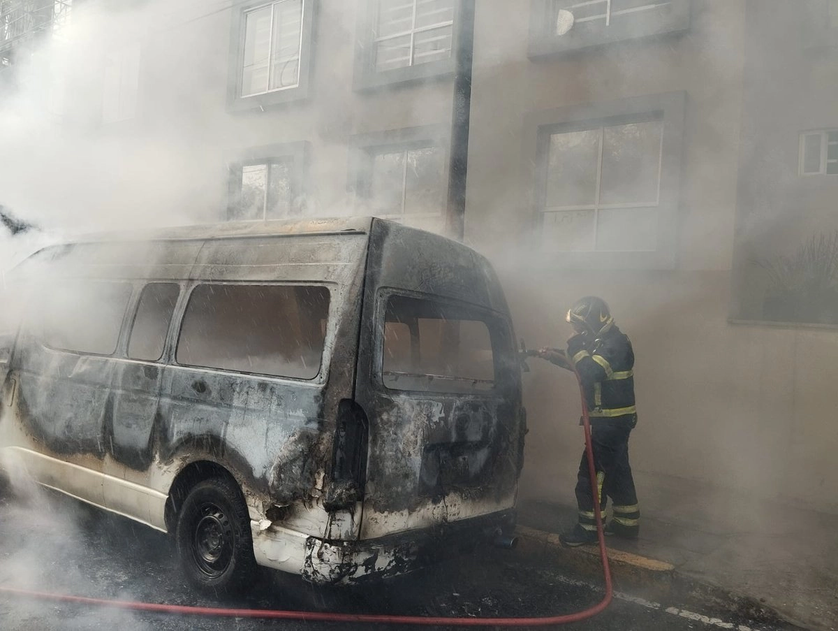 El jefe de los bomberos, Juan Manuel Pérez Cova, señaló que las llamas fueron extinguidas con agua y espumógeno. Foto  