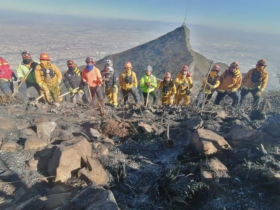 El incendio registrado en el Cerro de la Silla fue sofocado cerca de las 13:30 horas de este lunes. Foto tomada del Twitter @PC_NuevoLeon