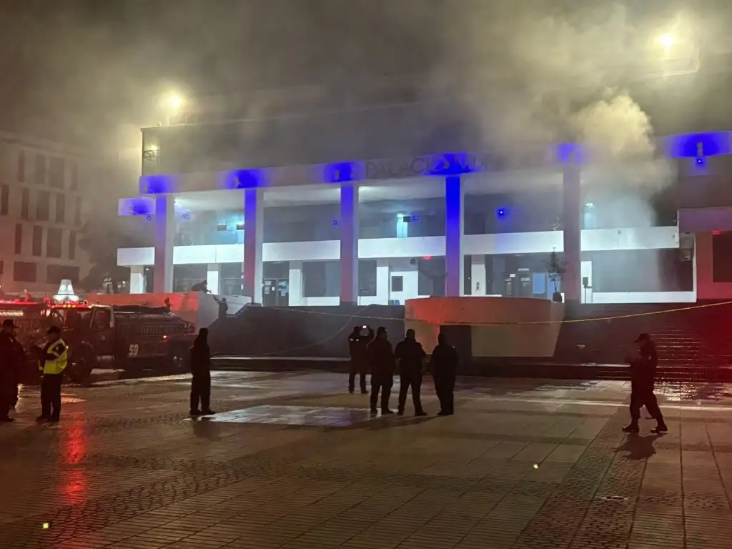Elementos de Protección Civil y Bomberos acudieron al Palacio Municipal de la demarcación para sofocar el sinietro. Foto PCyB Naucalpan   
