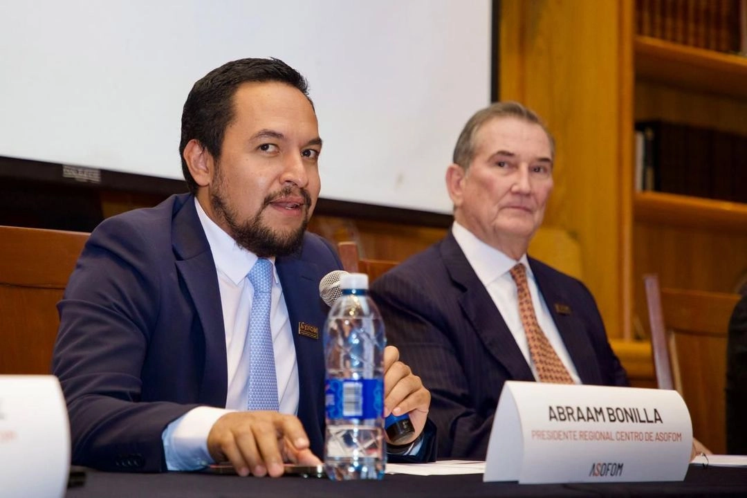 Abraam Bonilla, presidente regional centro de Asofom (c) junto con Javier Garza, presidente nacional de Asofom (der). Foto 