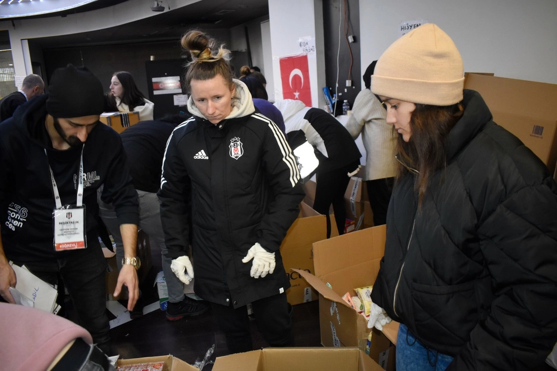 La queretana Sofía Álvarez (a la derecha), junto con sus compañeras de equipo, se sumaron a las brigadas para recolectar ayuda para los damnificados, además de que lanzó una iniciativa para subastar playeras autografiadas y lograr mayores donaciones. Foto @bjkkadinfutbol