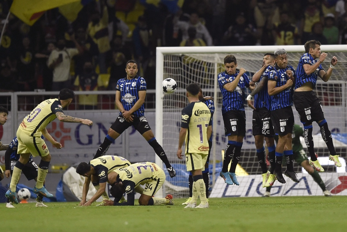 Bajo el mando de Solari, las 'Águilas' del América llegaron a 129 días sin ganar como locales en el estadio Azteca. Foto Afp