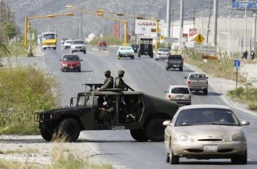 Vehículo militar en operativo de vigilancia en imagen de archivo. Foto Reuters