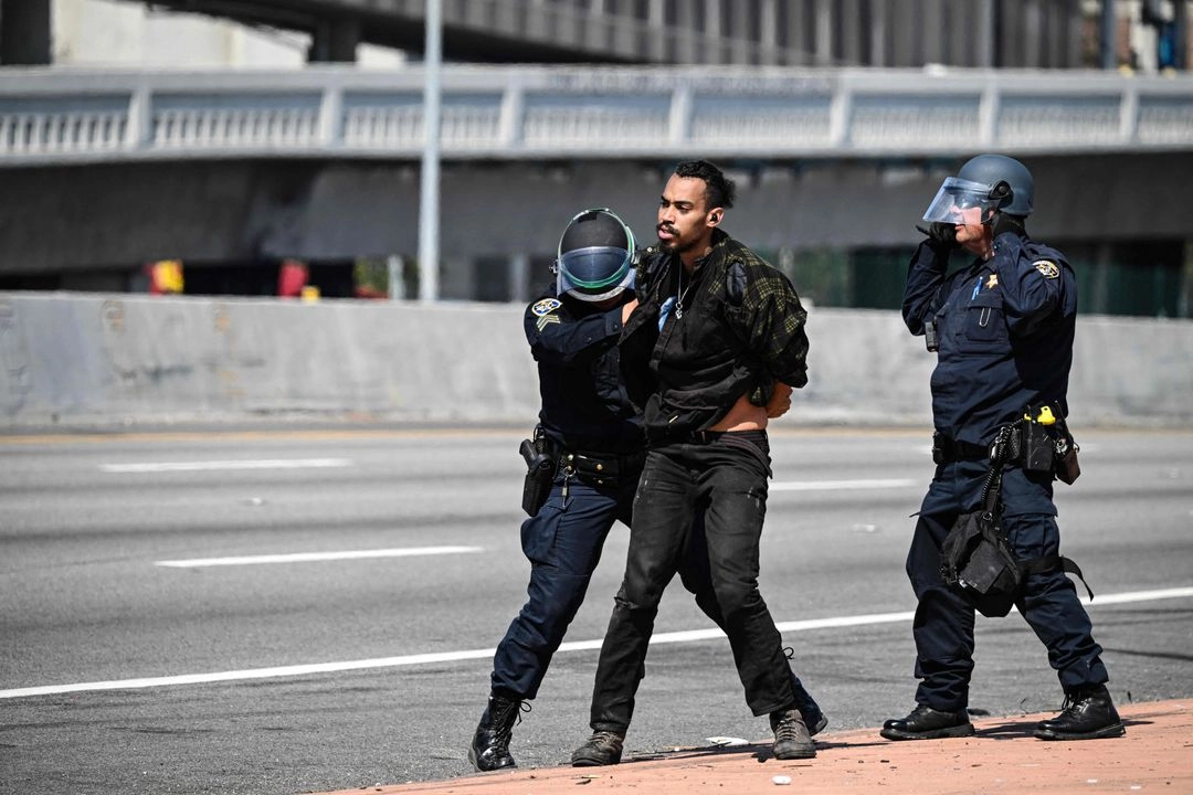Los soldados de Estados Unidos han comenzado a detener directamente a migrantes acusados de invadir una zona recientemente designada como militar. Foto 