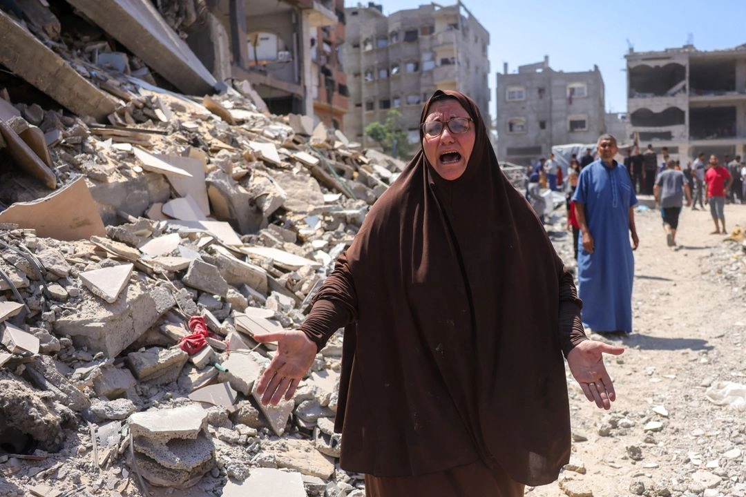 Una mujer palestina reacciona junto a los escombros de la casa de la familia Shaheen, en el barrio de Saftawi, al oeste de Jabalia, en el norte de la Franja de Gaza, después de que fuera blanco de un ataque israelí el 9 de junio de 2025.
