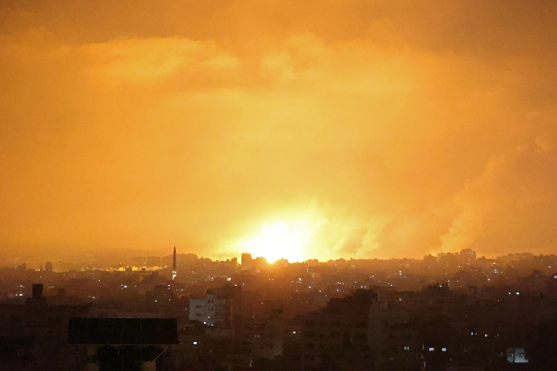 Una explosión ilumina el cielo luego de un ataque aéreo israelí en Beit Lahia, en el norte de la Franja de Gaza. Foto Afp