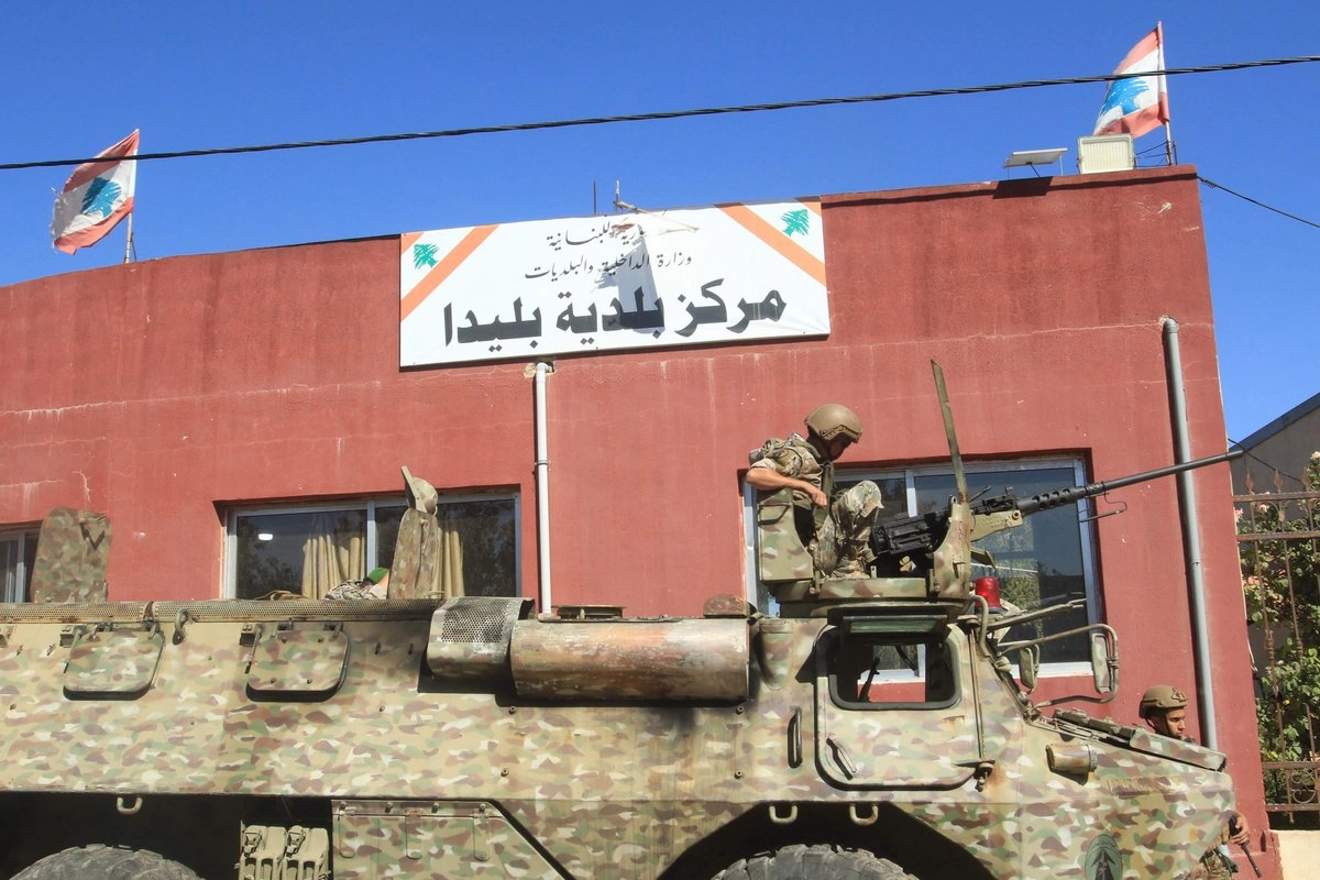 Militar de Líbano frente a un edificio municipal en la ciudad de Blida, donde el ejército israelí realizó una incursión matando a un empleado del ayuntamiento; los soldados de Israel aseguran que irrumpieron en el inmueble para destruir infraestructura militar de Hezbollah. Foto    