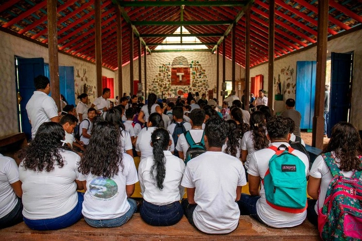 Estudiantes se dieron cita en una iglesia de Solentiname para formar parte de una misa en honor del poeta Ernesto Cardenal. Foto Afp