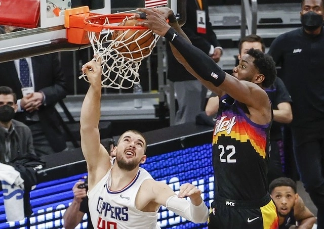 Deandre Ayton de los Suns de Phoenix (der) encesta una anotación durante el juego. Foto Afp 