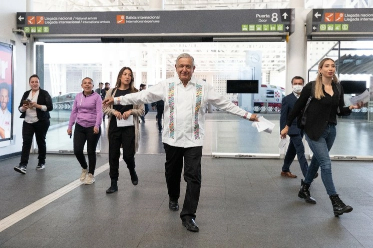 El presidente Andrés Manuel López Obrador, en la terminal 2 del AICM, marcando la sana distancia, antes de tomar un vuelo a Nayarit, a finales de marzo pasado, justo antes de suspender sus giras por la contingencia sanitaria. Foto Pablo Ramos