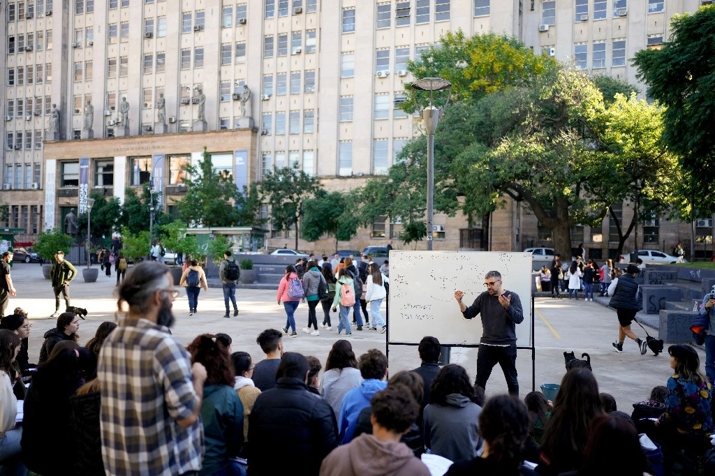 Alumnos de la Universidad de Buenos Aires (UBA) toman clases al aire libre en protesta por los recortes presupuestales al sector educativo por parte del gobierno de Javier Milei. Foto Ap.