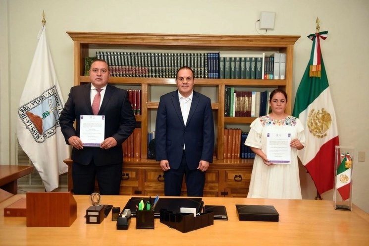El gobernador de Morelos, Cuauhtémoc Blanco (centro), con los nuevos funcionarios: Osiris Pasos Herrera en Sedeso y Katia Isabel Herrera en Sedagro. Foto tomada de www.facebook.com/GobiernoEstadodeMorelos