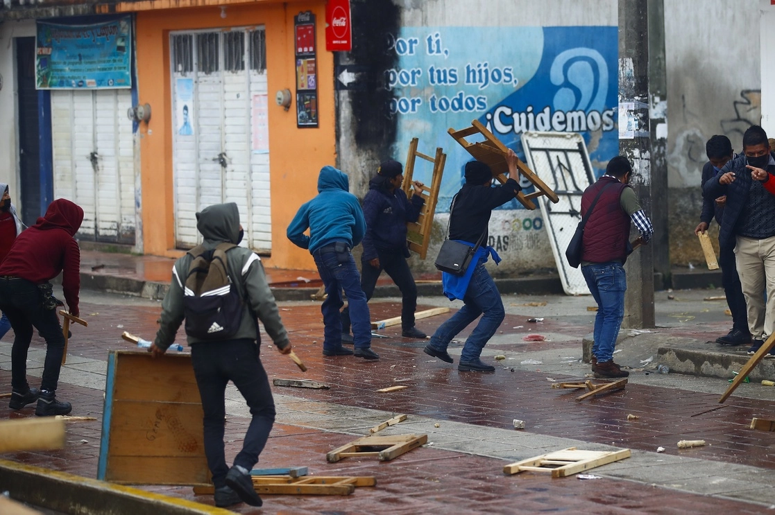 Habitantes del municipio chiapaneco de Oxchuc se enfrentaron con piedras, palos y balazos luego de que no se declaró a un ganador a la Presidencia Municipal, elecciones que se llevaron a cabo bajo el régimen de usos y costumbres, el 15 de diciembre de 2021. Foto Víctor Camacho