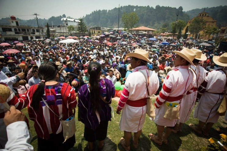 Los 22 barrios y las 120 comunidades integran el municipio de Atseltal de Oxchuc, en Chiapas, en la toma de protesta del primero ayuntamiento municipal comunitario electo por usos y costumbres y reconocido por el Estado Mexicano, el 23 de abril de 2019. Foto Cuartoscuro / Archivo