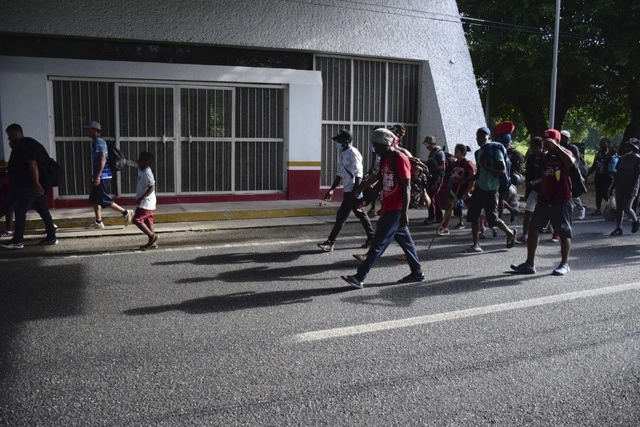 Integrantes de caravana migrante a su paso por el municipio de Huixtla, Chiapas. Foto Xinhua