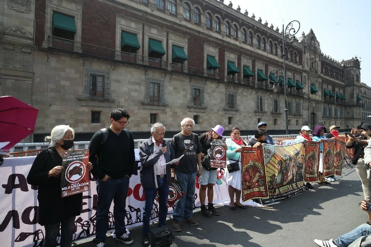 Sobrevivientes de la Guerra Sucia y miembros de otras organizaciones en mensaje a medios frente a Palacio Nacional en junio pasado. Foto Yazmín Ortega Cortés