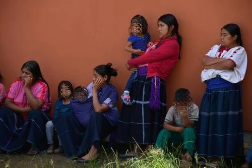 Pobladores de Aldama, Chiapas, desplazados de sus hogares en noviembre de 2019 por la violencia que prevalece en la zona desde hace años debido a un conflicto por 60 hectáreas con sus vecinos de Santa Martha, Chenalhó.Foto Cuartoscuro