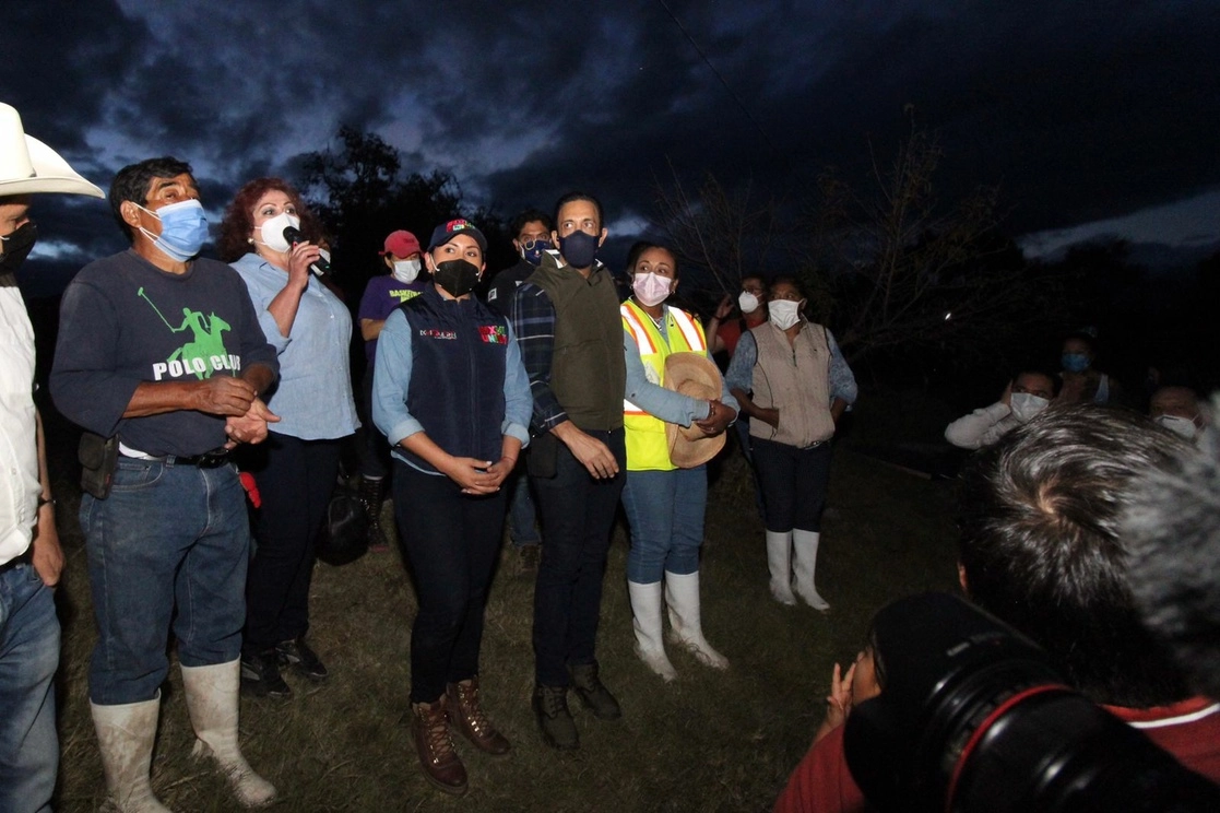 El gobernador Omar Fayad durante una reunión nocturna con vecinos luego de realizar un recorrido por las localidades afectadas. Foto especial para La Jornada