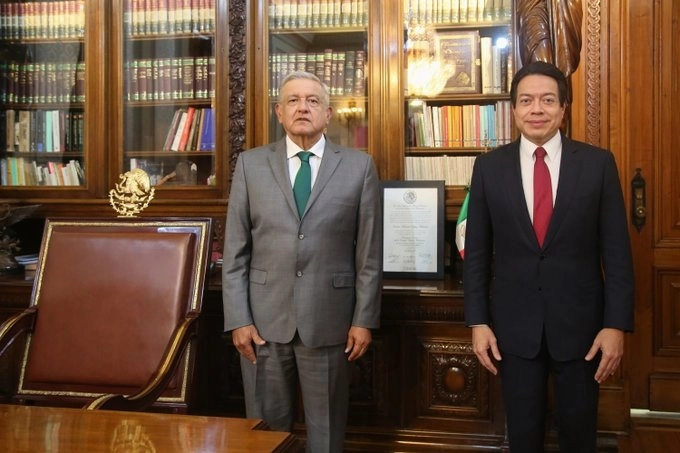 El presidente Andrés Manuel López Obrador (izq) durante su reunión con Mario Delgado (der). Foto tomada de la cuenta de Twitter @lopezobrador_