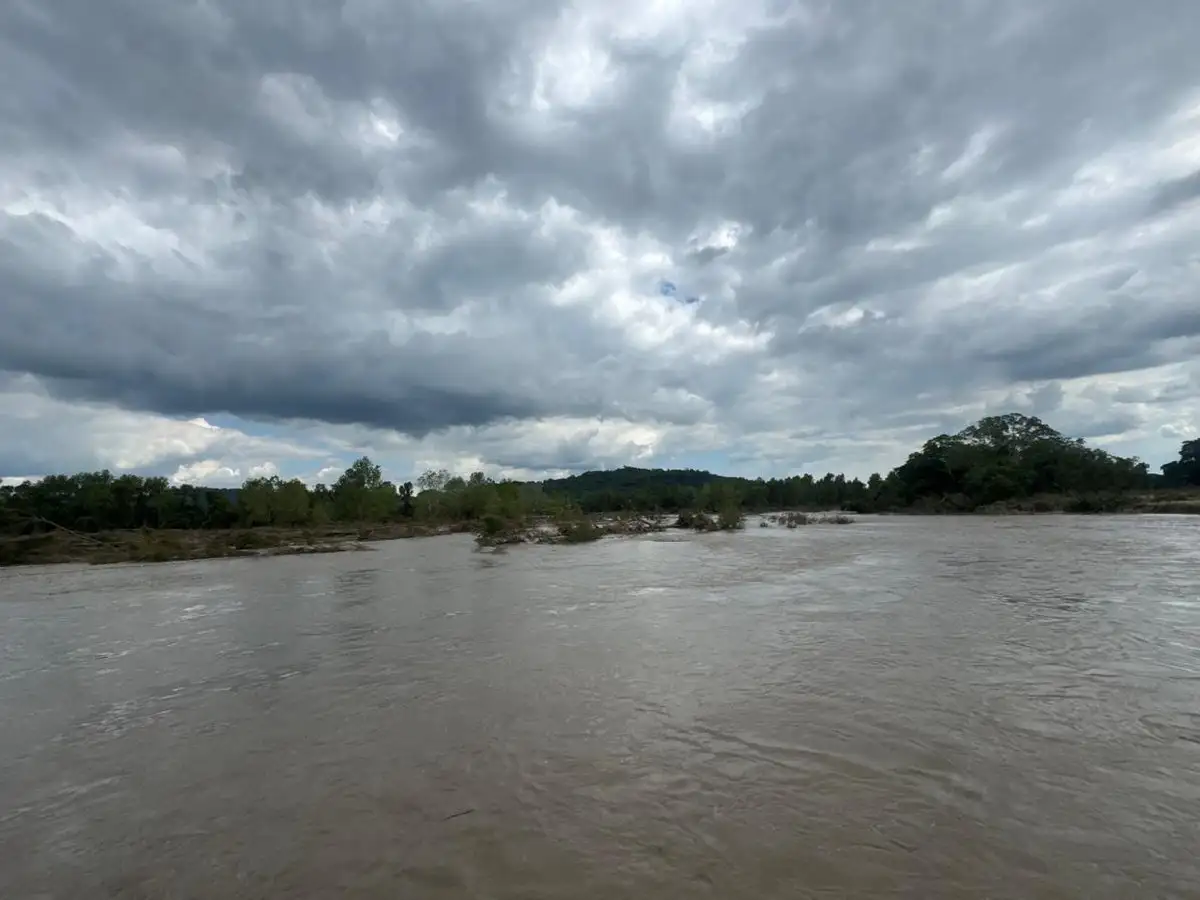 El poblado La Máquina, en los límites de Veracruz con Puebla, se encuentra incomunicado, debido a que la carretera se inundó por el desborde del río Pantepec. Foto 