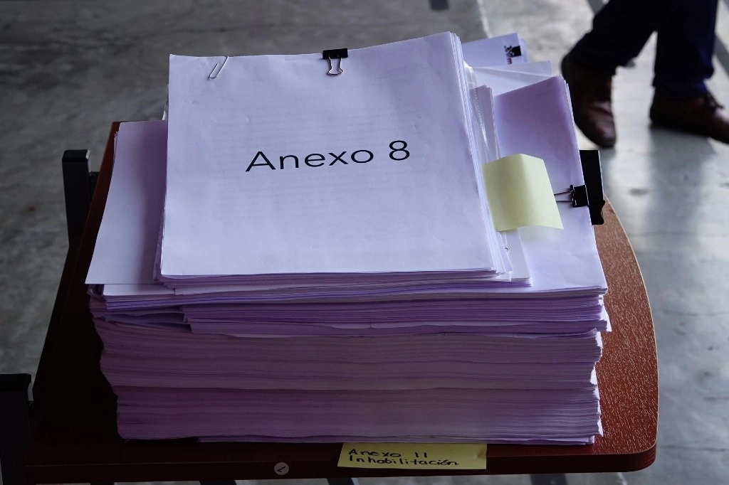 Supuestas pruebas de Morena presentadas ante el INE para detener la candidatura de Francisco García Cabeza de Vaca, el 27 de febrero de 2024. Foto Cuartoscuro 
