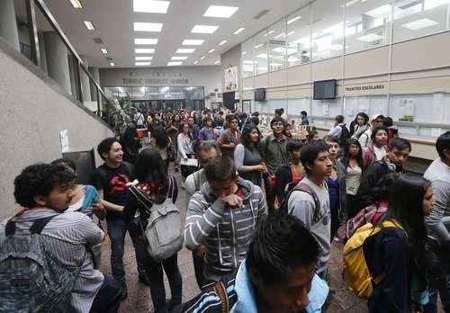 Estudiantes de la UNAM en una de sus facultades en imagen de archivo. Foto La Jornada