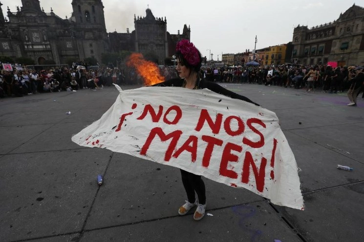 Durante una protesta en el Zócalo capitalino contra la violencia hacia las mujeres. Foto Cristina Rodríguez /Archiv