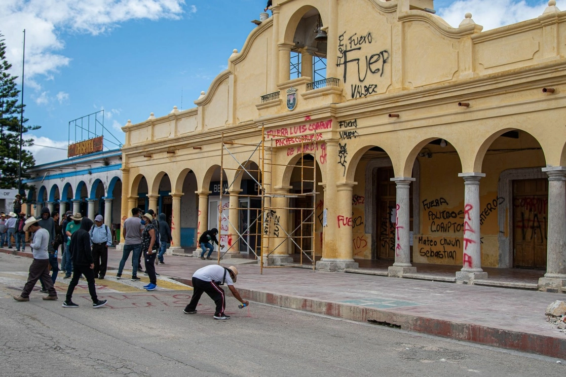 El pasado 9 de julio, pobladores de Teopisca realizaron una manifestación en la cabecera municipal para exigir que ya no se impongan gobernantes en su comunidad, luego del asesinato del presidente municipal. Foto Cuartoscuro
