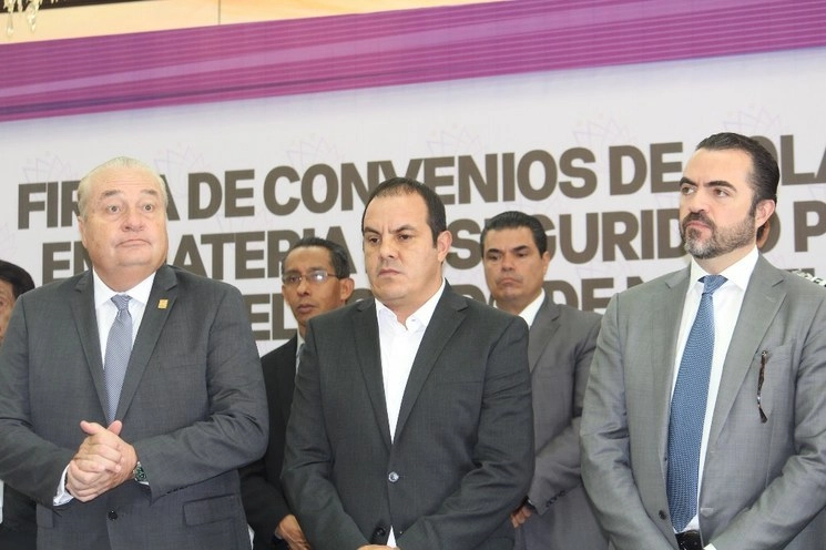 Cuauhtémoc Blanco, gobernador de Morelos, junto al jefe de oficina de su administración, José Manuel Sanz Rivera (izquierda). Foto Rubicela Morelos