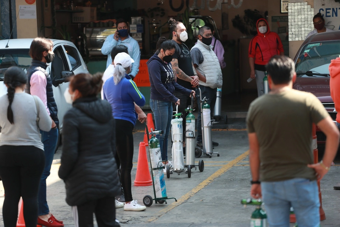Familiares de pacientes con Covid-19 realizan largas filas para poder recargar tanques de oxígeno medicinal, en un negocio de insumos médicos en Calzada de Tlalpan y Periférico. Foto Luis Castillo / Archivo