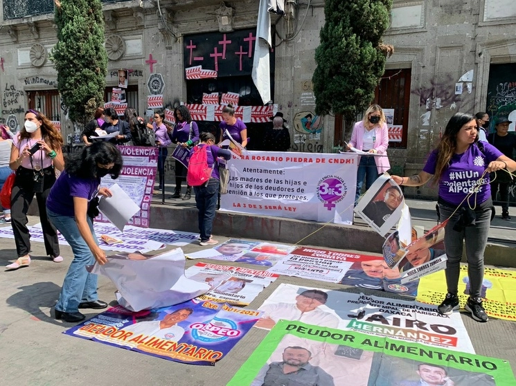 Mujeres de diferentes colectivos realizan un tendedero de deudores alimentarios frente a la Suprema Corte de Justicia de la Nación. Foto Alfredo Domínguez / Archivo 
