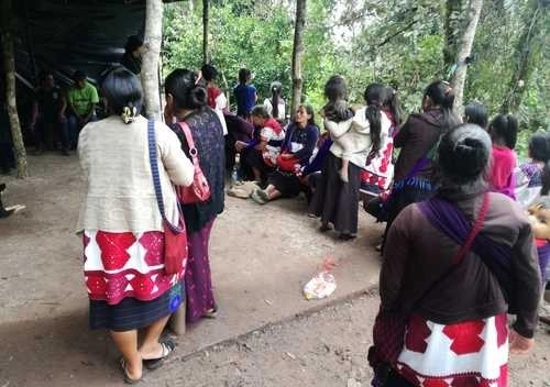 Familias desplazadas en Shishemtontic, Chalchihuitán, exigen al gobierno garantías para su retorno y la reparación de sus pérdidas por la violencia de grupos armados de Chenalhó. Foto Hermann Bellinghausen / Archivo