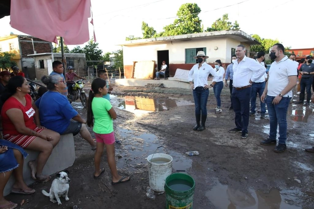 El gobernador de Sinaloa, Quirino Ordaz Coppel, recorrió localidadaes afectadas por el huracán ‘Pamela’. Foto cortesía Gobierno de Sinaloa
