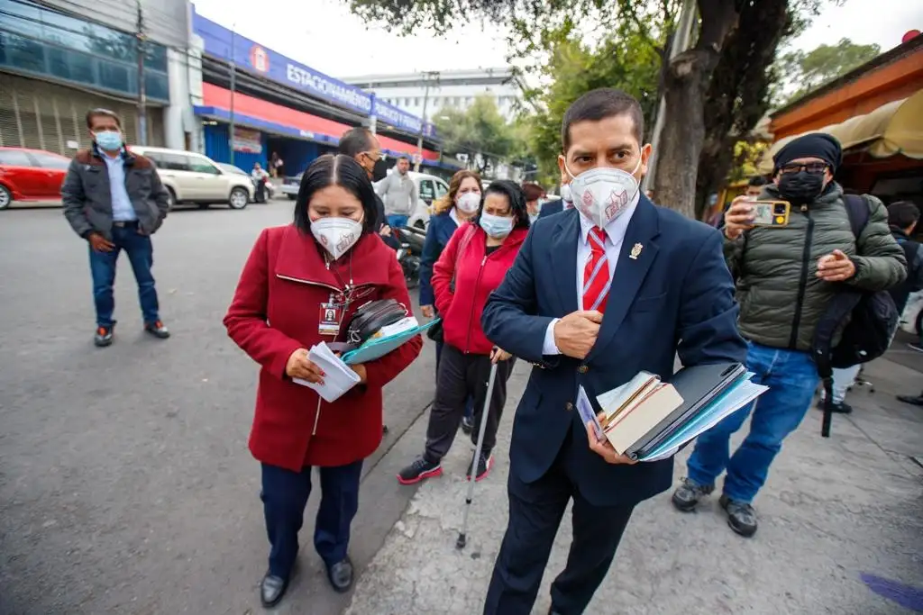Víctimas del colapso del metro de la Línea 12 y su abogado, Teófilo Benítez, arriban a los juzgados orales ubicados en Dr. Lavista, en la colonia Doctores de la Ciudad de México, el 27 de septiembre de 2022. Foto Pablo Ramos



