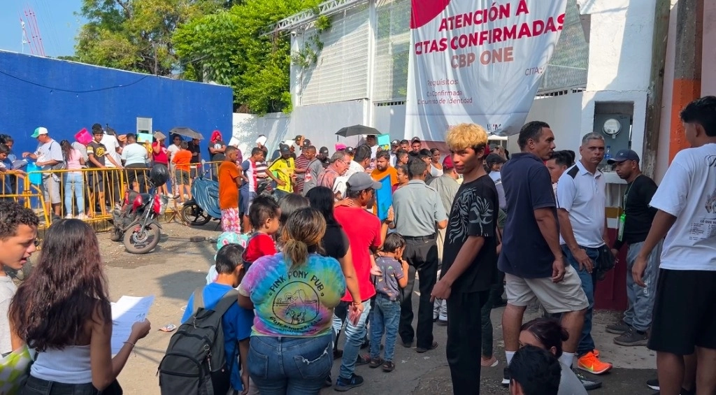 Los migrantes externaron la urgencia de llegar a la frontera norte para no perder la cita que les han programado y por la que han esperado durante varias semanas. Foto Édgar H. Clemente