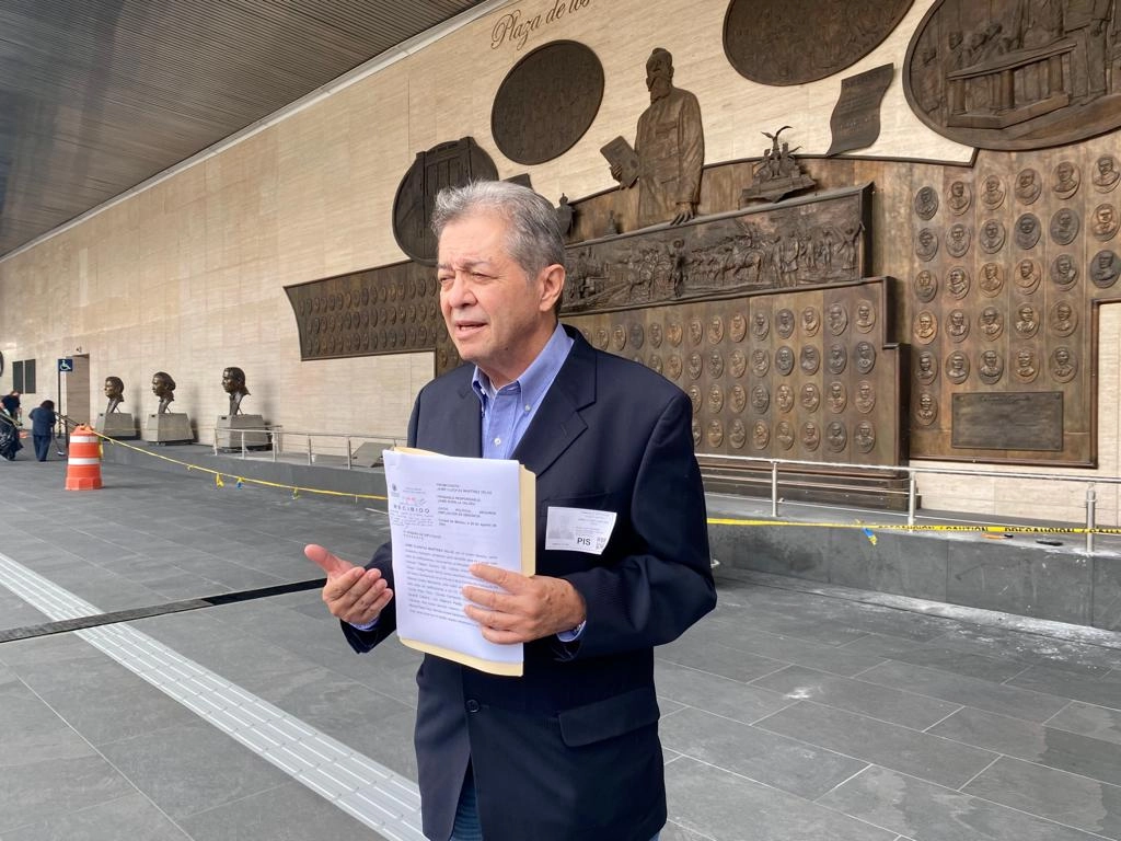 El ex diputado Jaime Martínez Veloz presentó ante la Cámara de Diputados una ampliación de denuncia en la solicitud de juicio político contra el ex gobernador de Baja California, Jaime Bonilla Valdez. Foto Enrique Méndez 