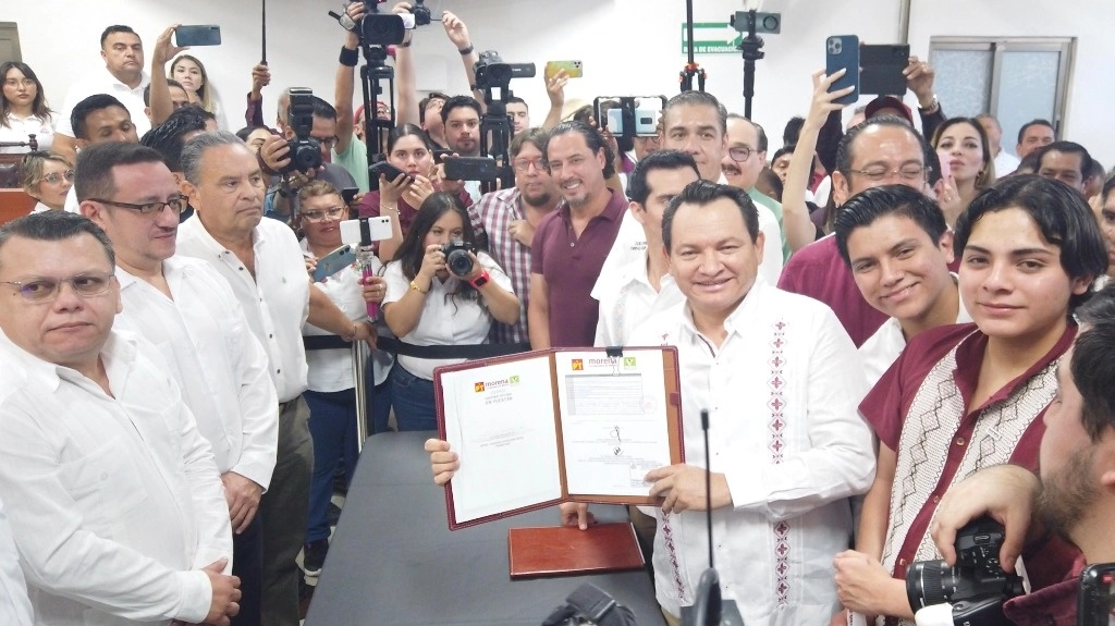 Registro de Joaquín “Huacho” Díaz Mena como candidato a la gubernatura de Yucatán. Foto Luis Boffil