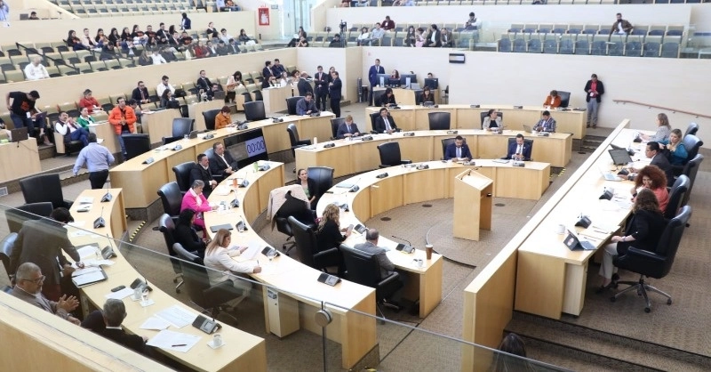El entonces secretario de Salud, Daniel Díaz Martínez, firmó un compromiso de 106 acciones que no dieron resultados y que no tienen un parámetro para medir el impacto en la reducción de las adicciones, sostuvo la diputada de Morena, Hades Aguilar Castillo. Foto @CongresoGto 